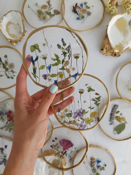 Dried flowers in epoxy resin transparent tray