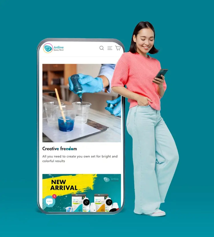 Femme souriante appuyée sur l'écran géant de son téléphone portable dans ses mains, le regardant tout en promouvant la résine époxy Artline via des liens de parrainage sur les réseaux sociaux