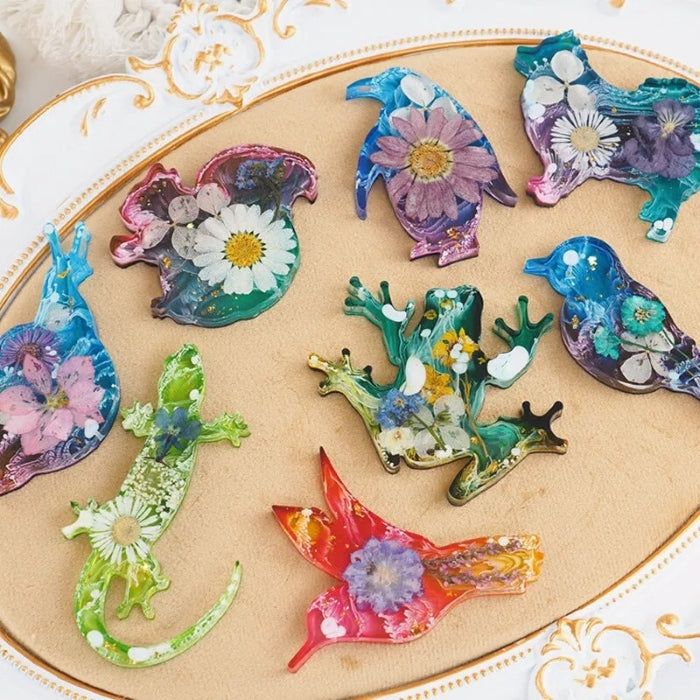 Stampo in silicone con design di animali della terra che presenta decorazioni in resina colorata.
