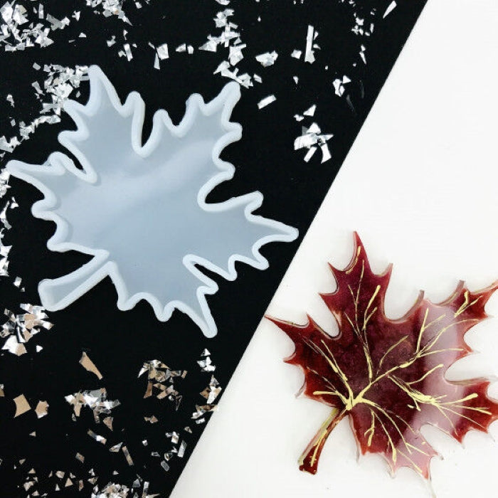 Silicone mold in maple leaf shape, 17.2x18.6 cm, ideal for resin crafts.