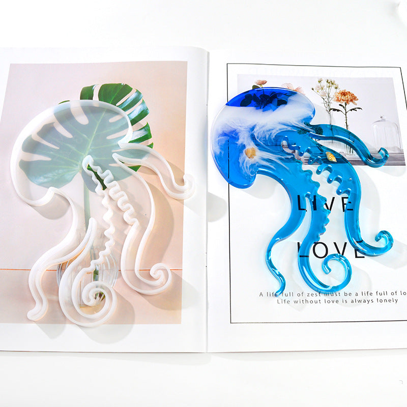 ¡Crea adorables animales marinos de resina con este molde de silicona 100% y disfruta de un divertido tiempo en familia!
Fácil de usar:
Simplemente vierte la resina en el molde y mantenlo Molde de Silicona - Medusa, 1 pieza - Artline Epoxy Resin