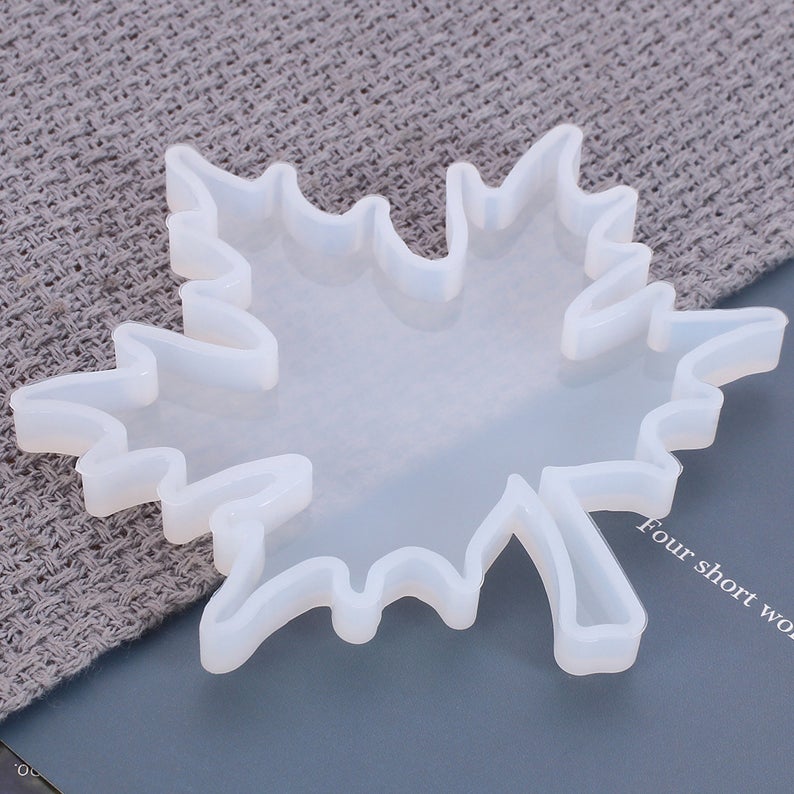 ¿Apasionado por el otoño y las hojas de arce? Entonces esta Maple Leaf es para ti. 
Puedes agregar tintes, brillantinas, pigmentos y escamas doradas para crear tu propio estilo.
Fácil de uMolde de Silicona - Hoja de Arce - Resina Epóxica Artline