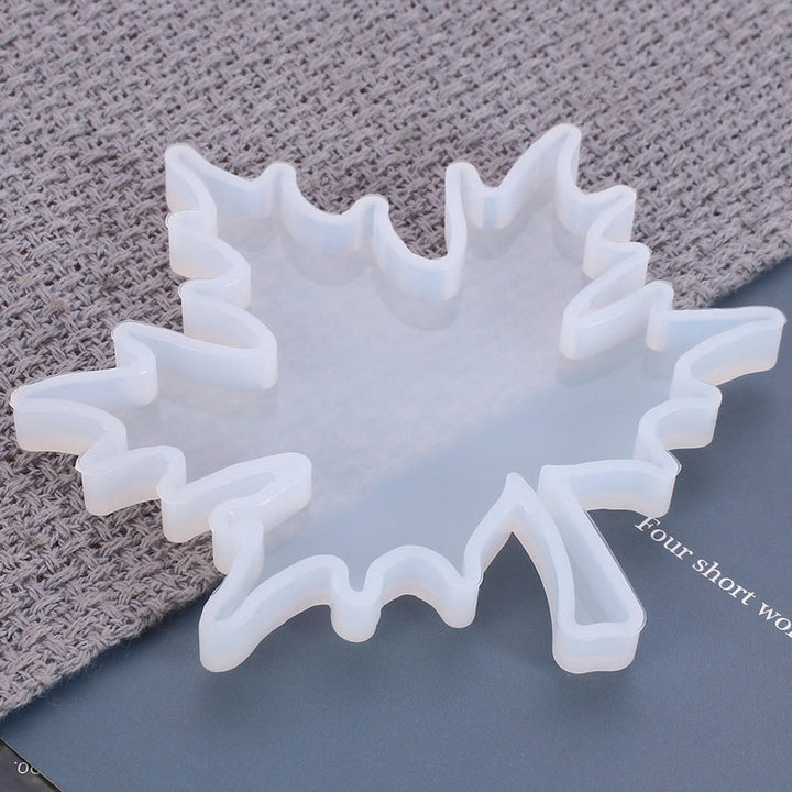 ¿Apasionado por el otoño y las hojas de arce? Entonces esta Maple Leaf es para ti. 
Puedes agregar tintes, brillantinas, pigmentos y escamas doradas para crear tu propio estilo.
Fácil de uMolde de Silicona - Hoja de Arce - Resina Epóxica Artline