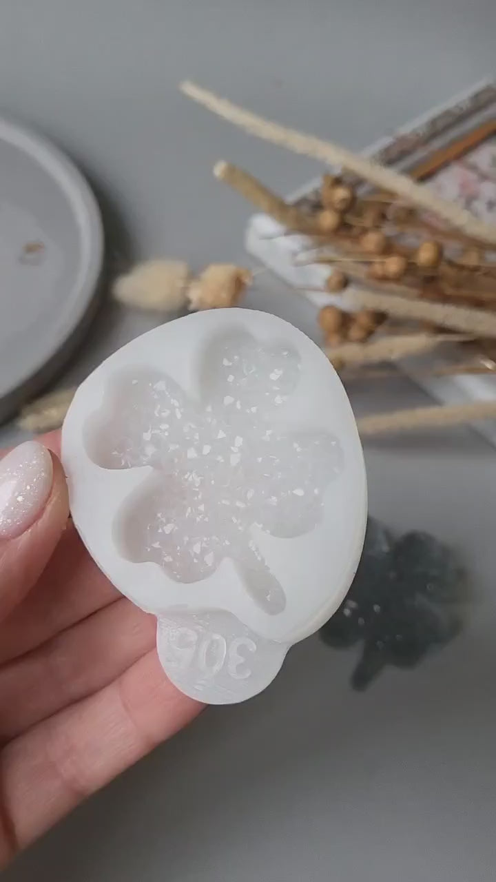 Crystal Four-Leaf Clover Brooch Silicone Mold, 5x4.2x0.5 cm