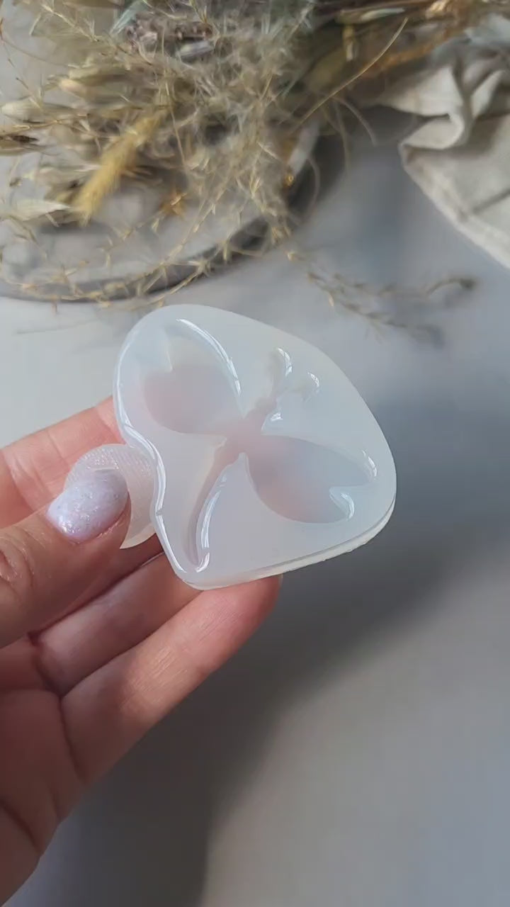 Glossy Dragonfly Brooch Silicone Mold, 4.5x5.3x0.7 cm