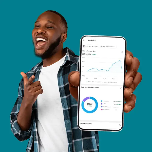Jeune homme montrant l'écran de son téléphone avec des analyses de gains, ravi des revenus issus du programme d'affiliation Artline époxy