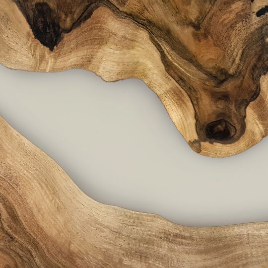 Wood Pro Epoxy Resin, ideal for wood projects, features UV protection and low viscosity.