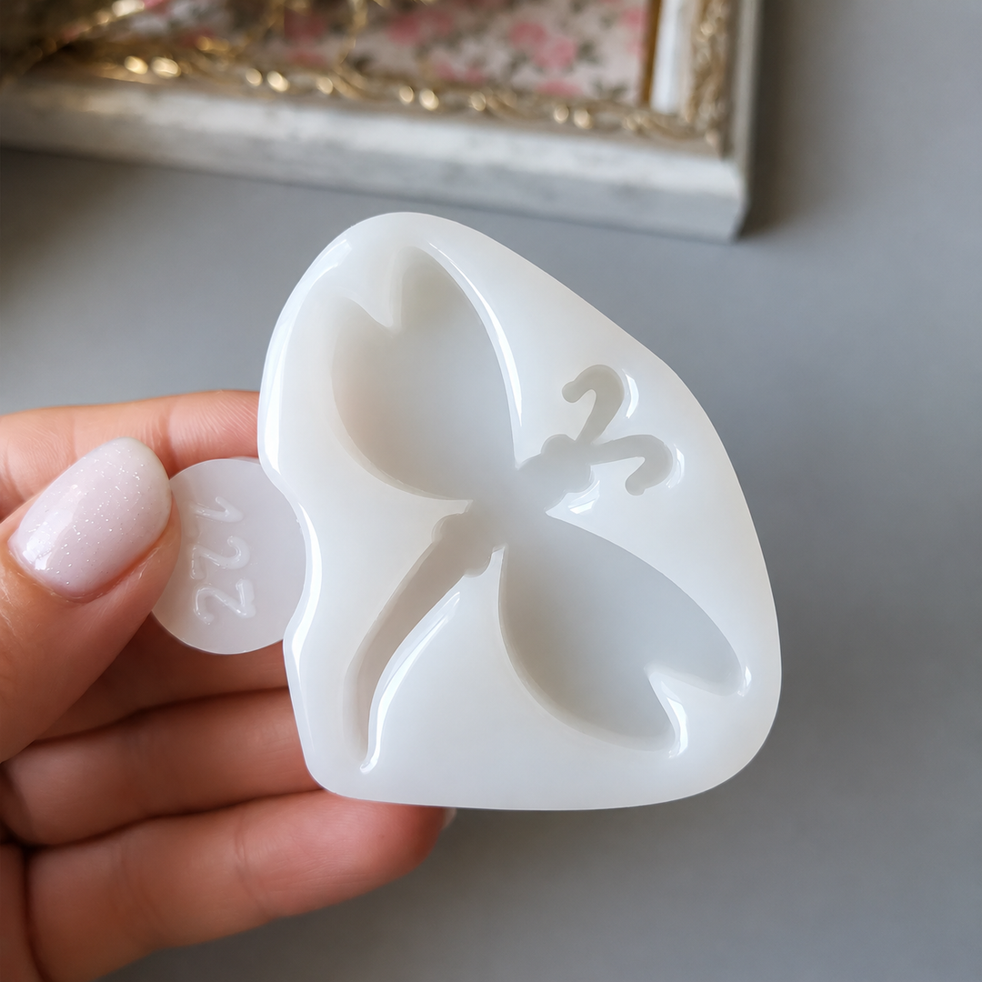 Glossy Dragonfly Brooch Silicone Mold, 4.5x5.3x0.7 cm